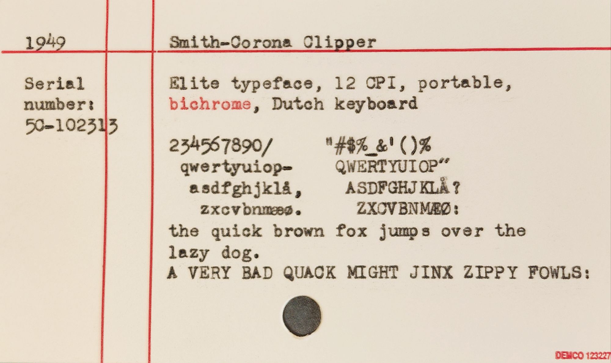 3x5 inch index card with a type sample that reads: 
1949 Serial number: 5C-102313 Smith-Corona Clipper 
Elite typeface, 12 CPI, portable, bichrome, Dutch keyboard 234567890/ qwertyuiop- asdfghjklå, zxcvbnme. 