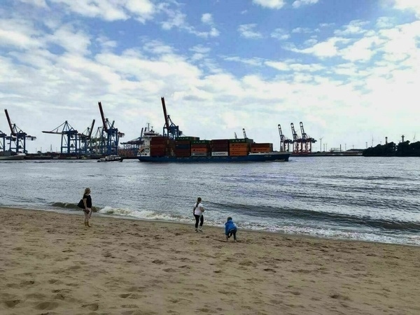 Füße in den Sand, am Elbestrand