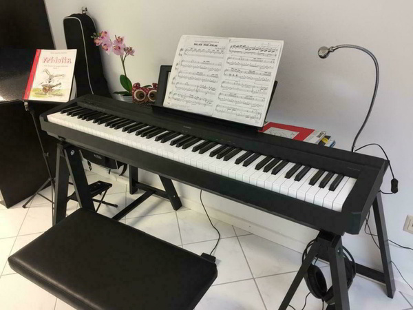 IKEA Oddvald als Piano-Ständer für ein Yamaha P-35