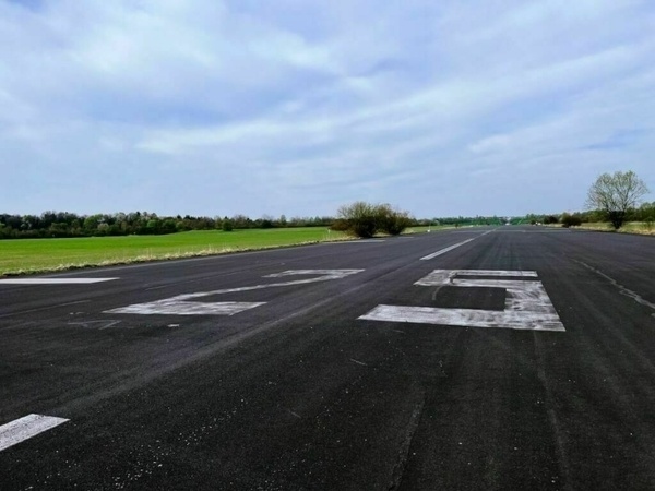 Die ehemalige Start- und Landebahn auf dem Flugplatz Neubiberg