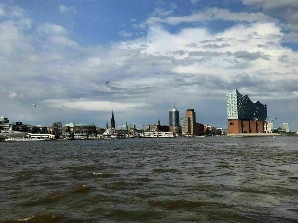 Blick von der Fähre aus auf Hamburg