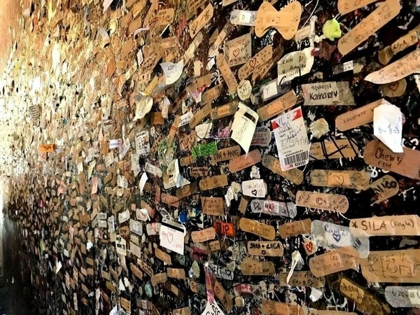 Klebebotschaften mit Liebeserklärungen in der Casa di Giulietta in Verona
