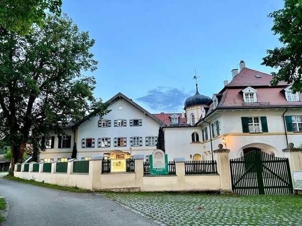 Blick auf das abendlich erleuchte Schlossgut Oberambach.