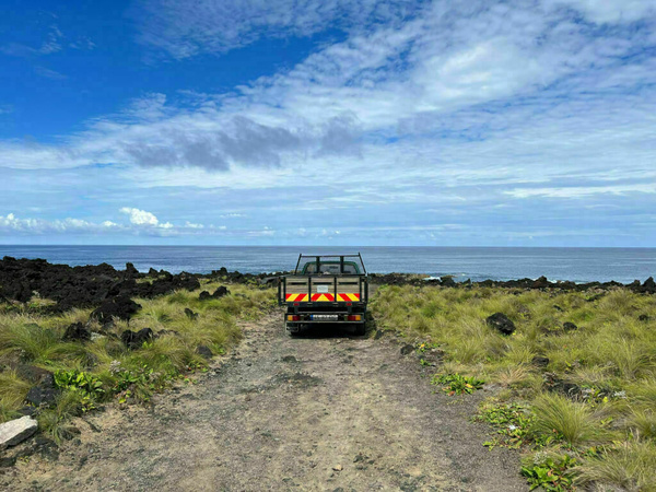 Ein Transporter an einem einsamen Strand.