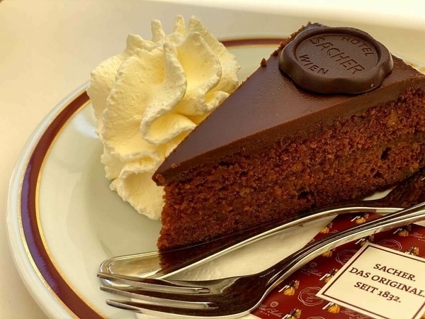 Kult der sein muss: Ein Stückchen Sacher-Torte im Café Sacher Wien