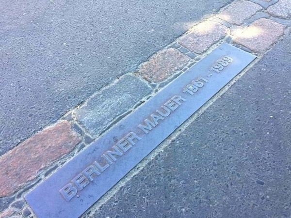 Bodenmarkierung Verlauf der Berliner Mauer