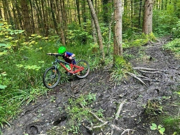 Im Grunde unbefahrbarer Trail mit 20 cm tiefem Matsch