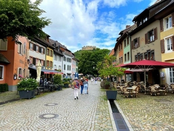 Blick von der Innenstadt Staufen auf die Burg Staufen