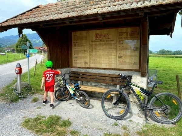 Auf der Suche nach dem Geocache an einer Bushaltestelle