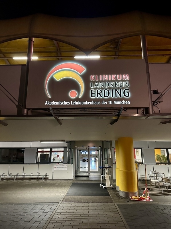 Das Bild zeigt den Eingang des Klinikums Landkreis Erding, das als akademisches Lehrkrankenhaus der TU München dient.