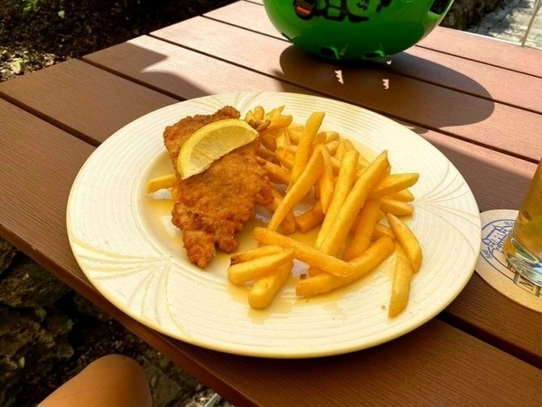 Super-leckeres Schnitzel mit Pommes in der Ludwig Stubn