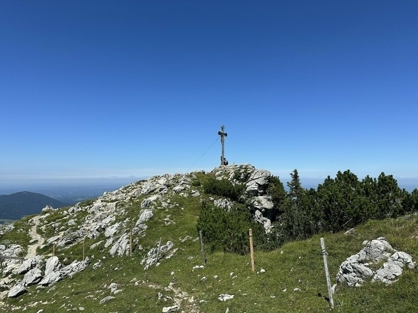 Weitblick ins Tal mit grünen Hügeln und verstreuten Häusern.