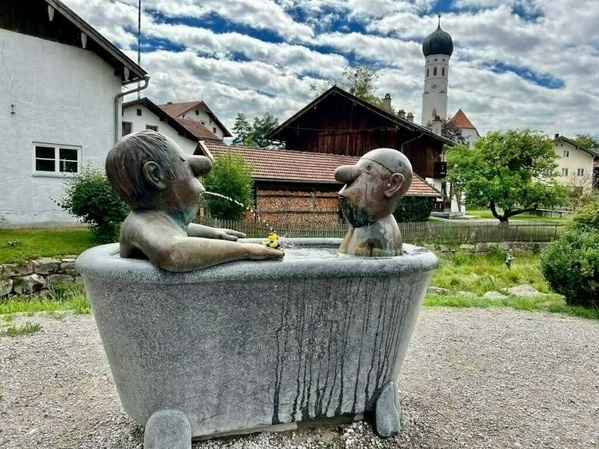 Das Loriot-Denkmal in Münsing mit den beiden Herren im Bad.