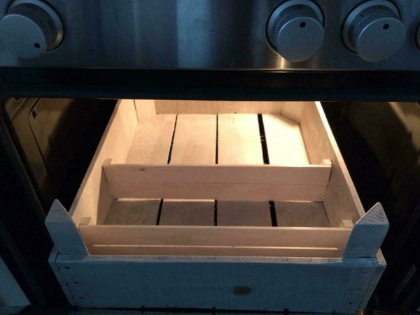 Alte Obstkiste im Ofen um Holzwürmer loszuwerden