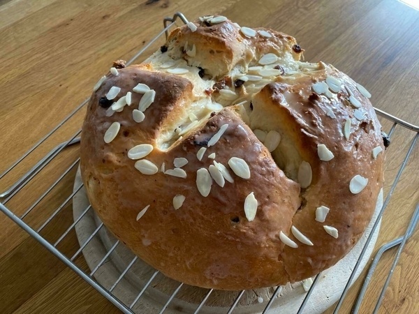 Selbstgebackenes Osterbrot