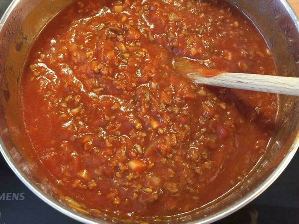 Köchelnde Bolognese-Sauce in einem großen Topf