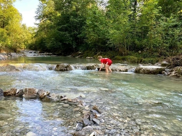 Erfrischendes Steinetragen im kalten Bach