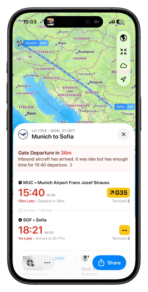 Ein Flugstatusbildschirm auf einem Smartphone zeigt Details eines Fluges von München nach Sofia an, einschließlich Kartenansicht, Abflugs- und Ankunftszeiten sowie Gate-Informationen.