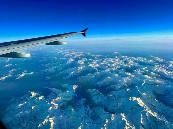 Blick auf die schneebedeckten Kuppen der Pyrenäen von Flug DE1413 aus.