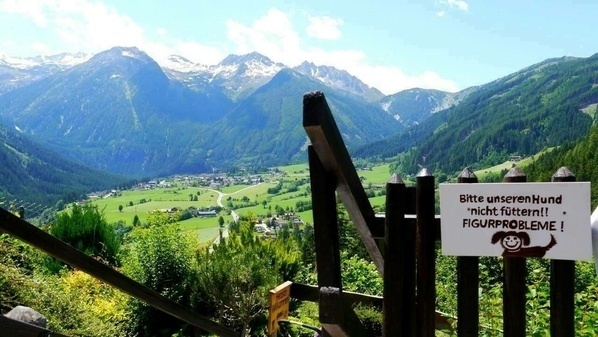 Blick vom Gasthof Falkenstein auf die Berge an den Krimmler Wasserfällen