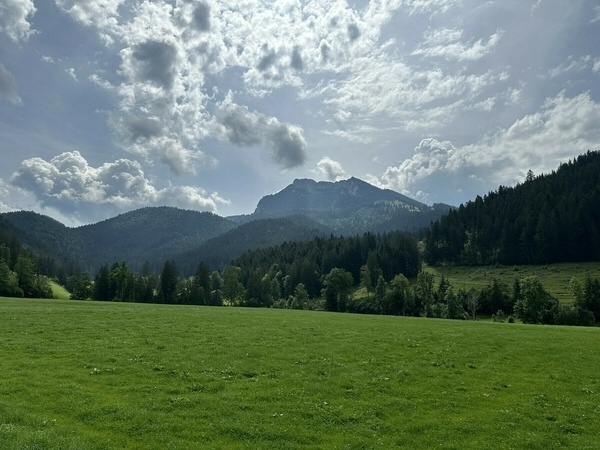 Blick hinauf zum Breitenstein aus dem Tal, teils von Wolken umhüllt.
