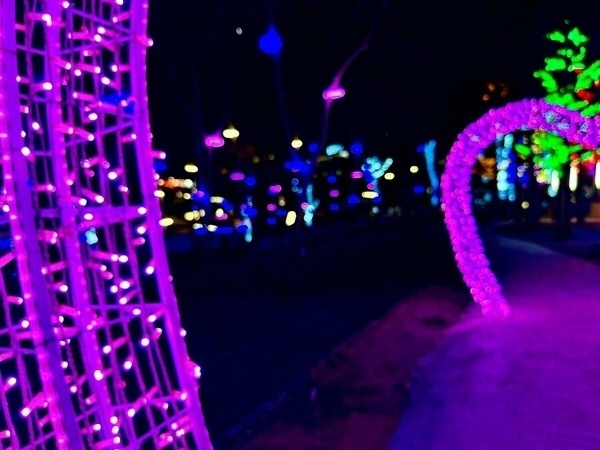 Bunte und lebendige Lichter bilden nachts einen beleuchteten Weg.