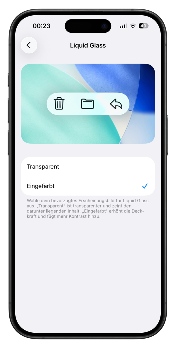 Auf dem Smartphone-Bildschirm wird die Einstellung „Liquid Glass“ mit den Optionen „Transparent“ und „Eingefärbt“ angezeigt.