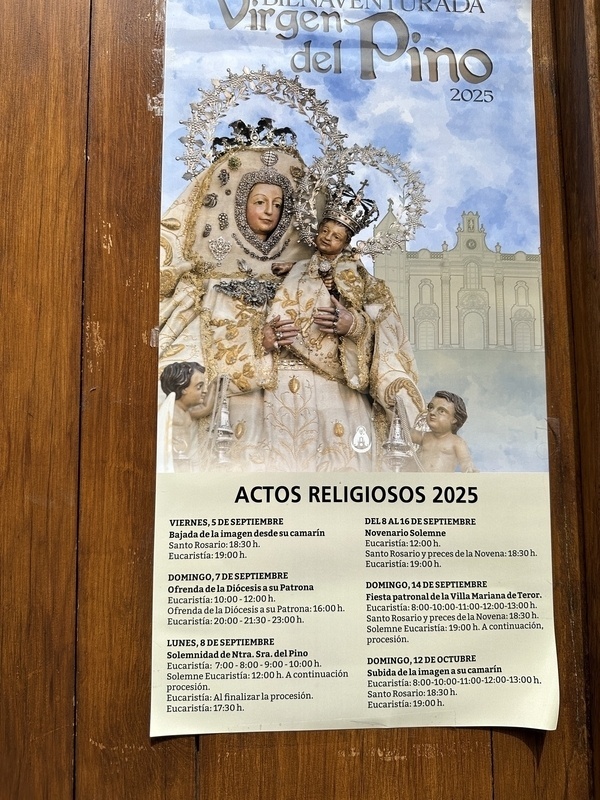 Ein religiöses Plakat auf Spanisch kündigt Veranstaltungen zu Ehren der Virgen del Pino&quot; für September 2025 an.