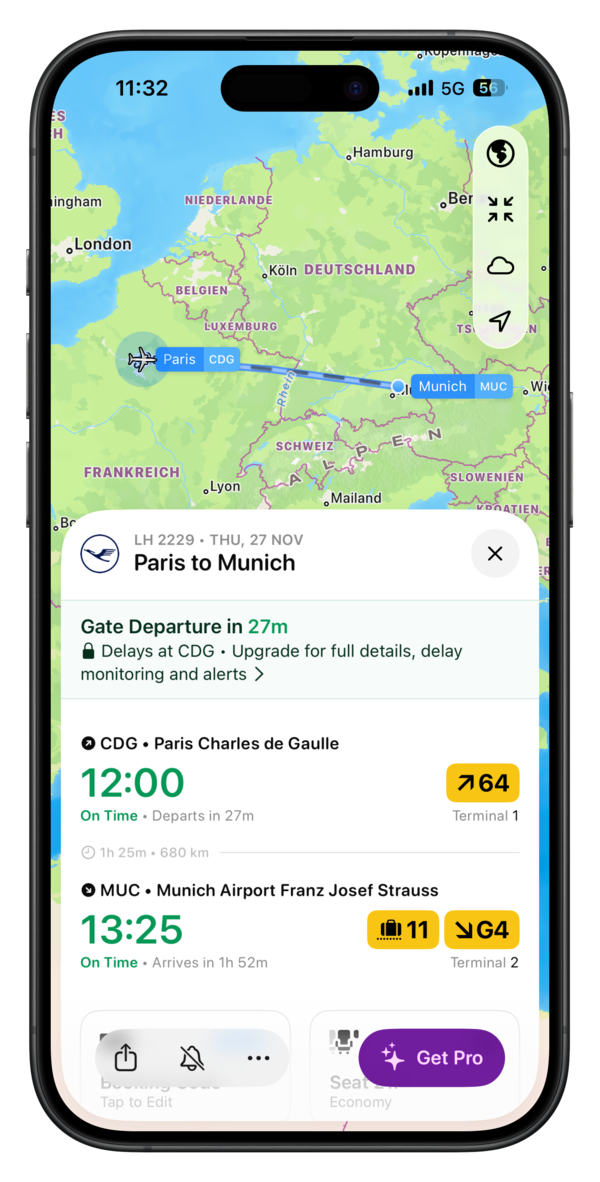 Eine Flugverfolgungs-App auf einem Smartphone zeigt Details zu einem Flug von Paris nach München an, inklusive Abflug- und Ankunftszeiten sowie Terminalinformationen.