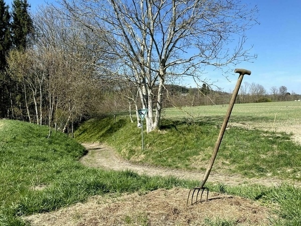Mistgabel an einem kleinen Trampelpfad auf dem Weg zum Ebersberger Langweiher