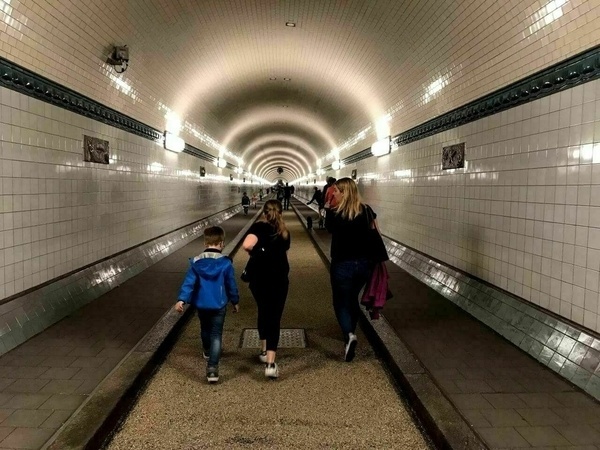 Zu Fuß durch den Elbtunnel