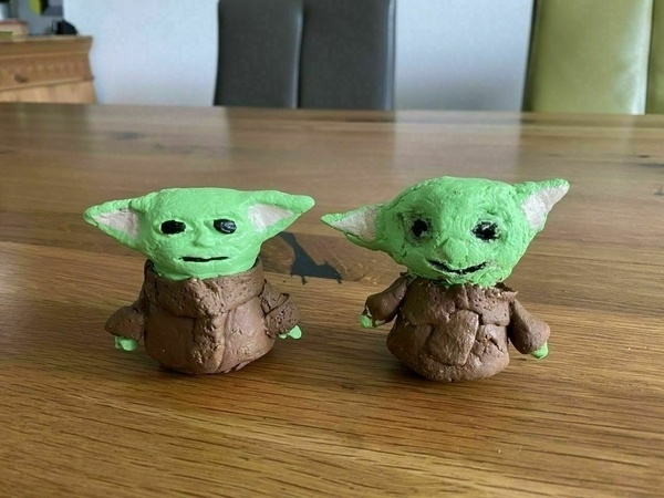 Mit Acrylfarbe bemalte Baby-Yodas aus Salzteig