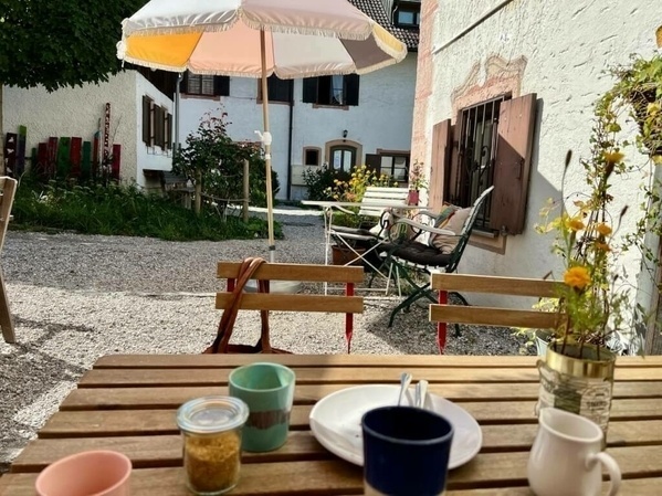 Tisch im Hinterhof eines kleinen Cafés in Seeshaupt am Starnberger See.