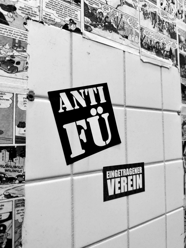 Aufkleber auf der Herrentoilette im Werksviertel