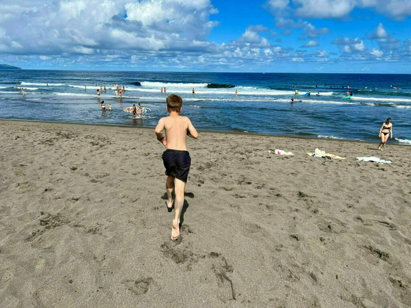 Wunderschöner, aber auch sehr heißer, schwarzer Sand am Preia dos Santa Barbarba.