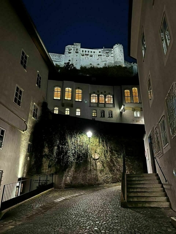 Salzburg bei Nacht von der Herrengasse mit Blick auf die Festung Hohensalzburg