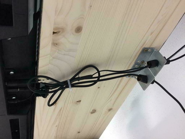 Verlegung von Kabeln, mit Resten von anderen IKEA-Produkten