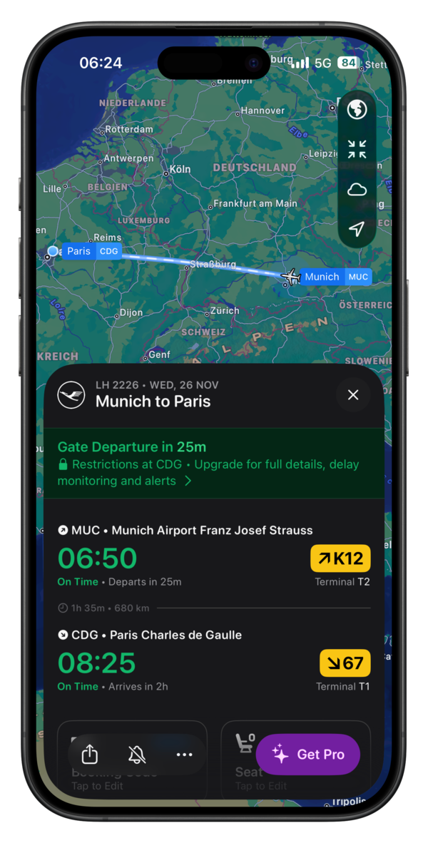 Eine Flugverfolgungs-App zeigt einen Flug von München nach Paris mit Details zu Abflug- und Ankunftszeit sowie Terminalinformationen.