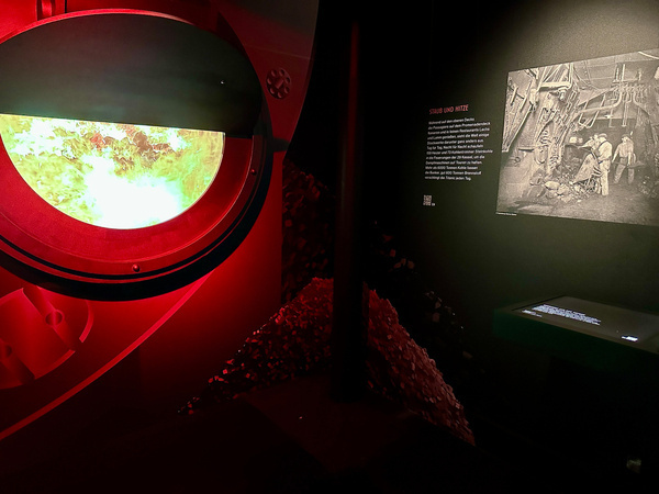 Die Öfen der Titanic mit einem Foto der Heizer.