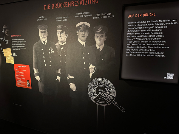 Ein Wanddisplay zeigt Informationen über die Brückenbesatzung der Titanic, inklusive Bilder und Beschreibungen der Offiziere.