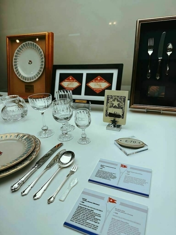 Eine Sammlung von eleganten Kristallgläsern, Geschirr, Besteck der Titanic wird mit Informationskärtchen ausgestellt.