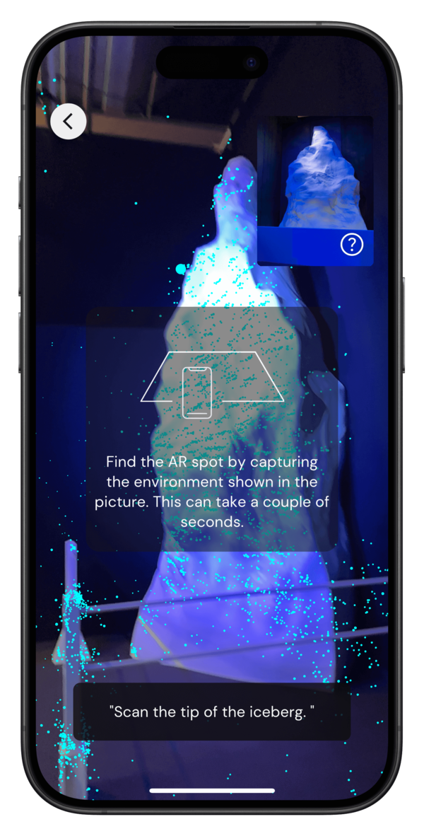 Eine interaktive AR-Anwendung für die Titanic-Ausstellung in München auf einem iPhoen zeigt einen blauen Eisberg mit digitalen Effekten.