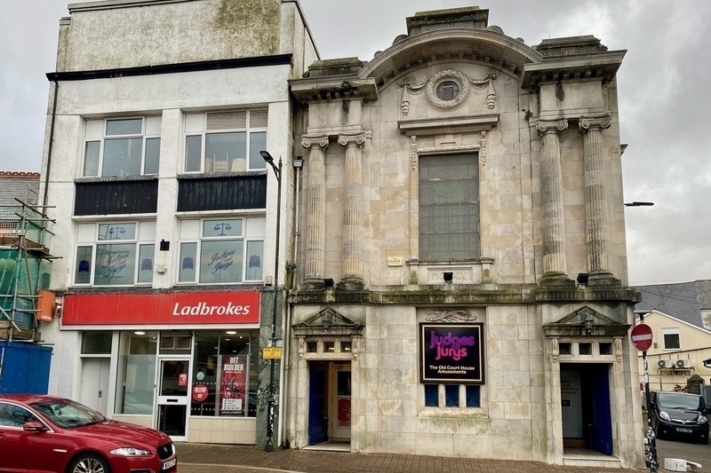Edwardian Baroque 2-storey symmetrical Portland stone building