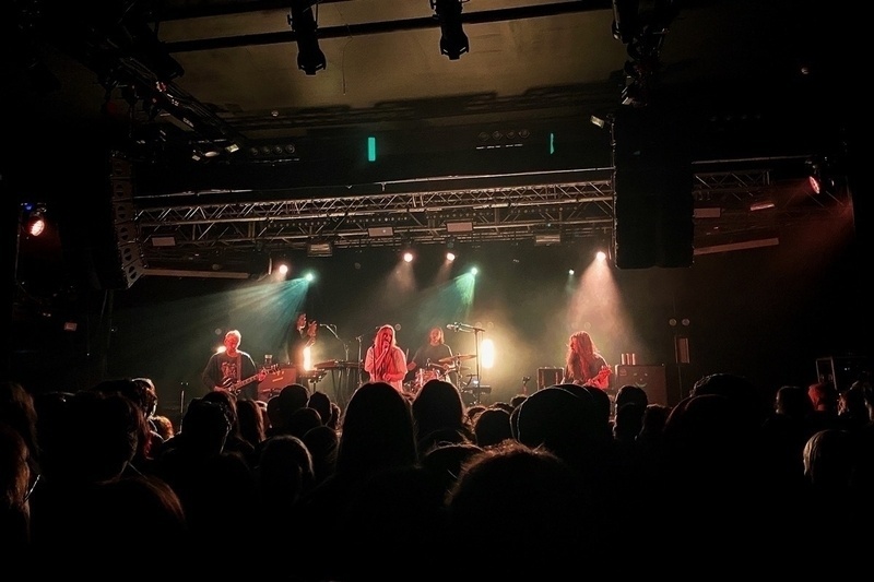 Dry Cleaning band on stage